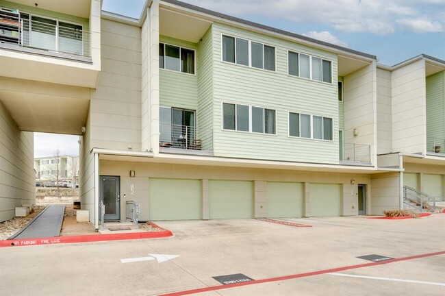 Building Photo - 604 N Bluff Dr