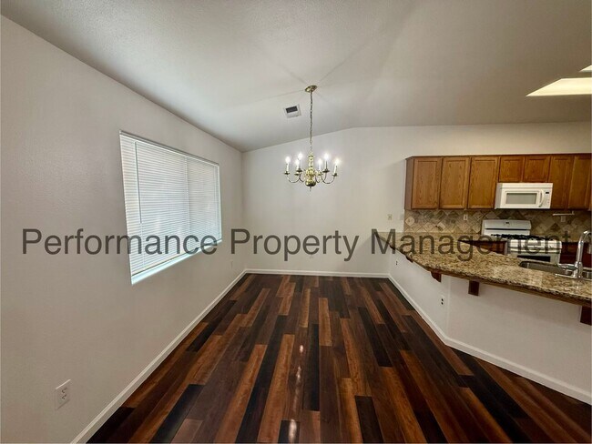 Foto del edificio - Stunning 5 Bed/2 Bath NW Bakersfield Home w/ $0 Deposit Option