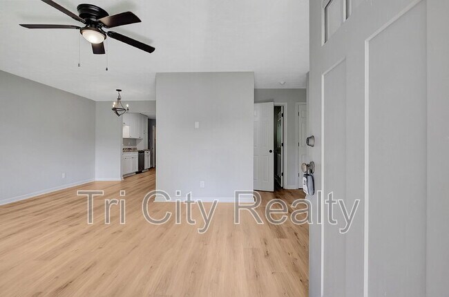 Foto del edificio - 214 Brooks Rd