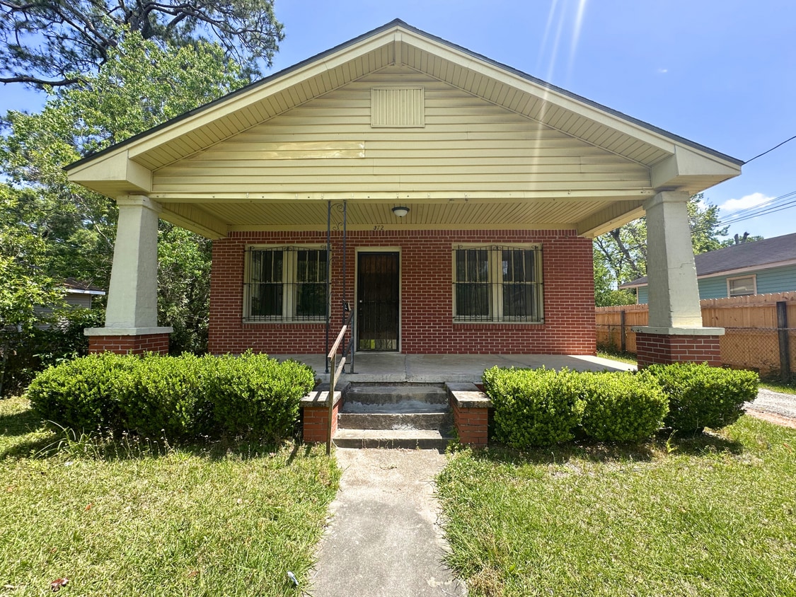 Building Photo - 372 Fredonia St