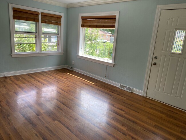 Building Photo - 126 E Marion St