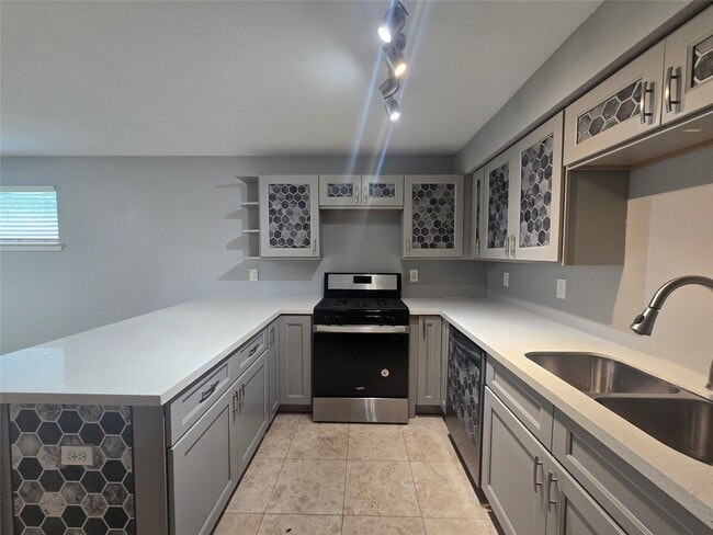 Building Photo - 7810 Oakridge Dr