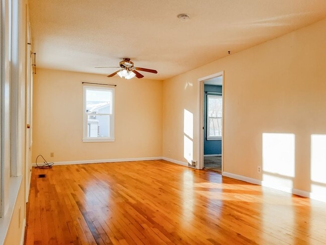 Foto del edificio - PET FRIENDLY 3 BED/ 2 BATH WITH GARAGE