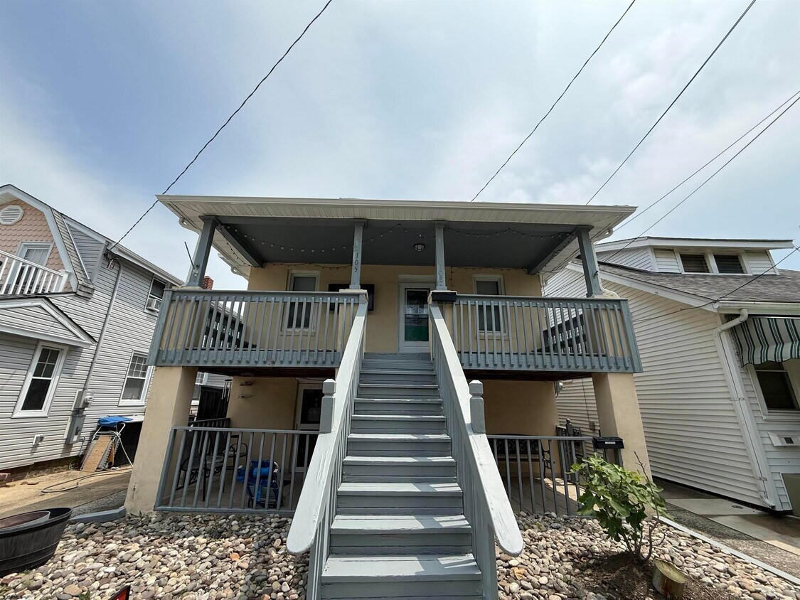 Primary Photo - 105 N Richards Ave