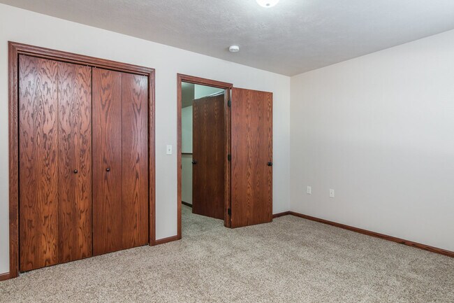 Building Photo - 920 S Willow Creek Pl