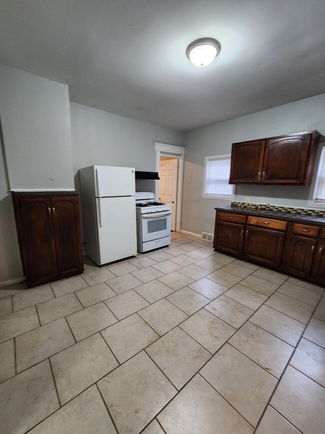 Building Photo - 37 Pond St