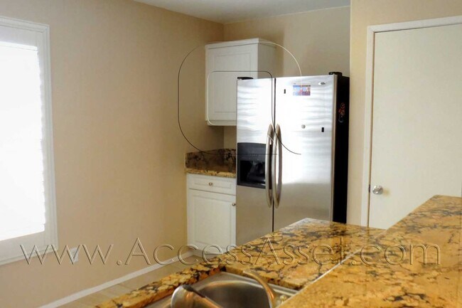 Foto del edificio - Beautiful Three Bedroom, Curb Appeal Home!