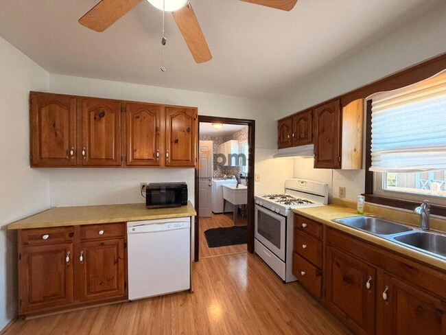 Building Photo - 9537 Arthur St