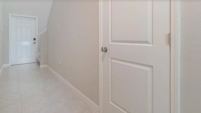 Foto del edificio - Beautiful 4 BR 2.5 BA home in desirable Ly...