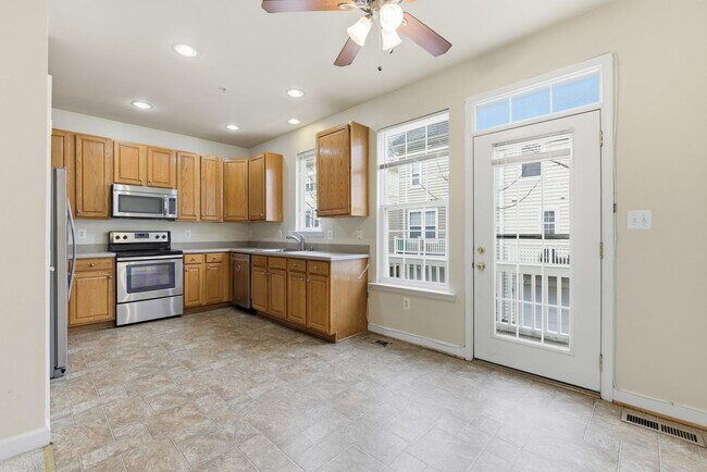 Foto del edificio - Lovely 3 BR/2.5 BA Townhome in Camp Springs!