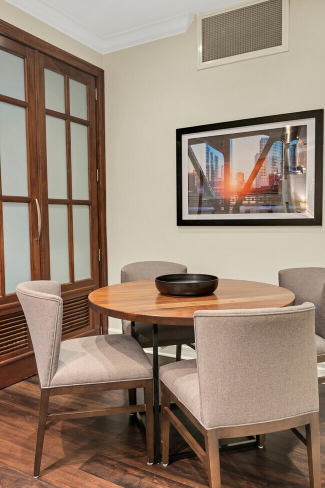 Foto del edificio - 70 E Walton St