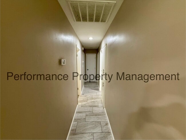 Foto del edificio - Charming 3 Bed/1 Bath Home w/ RBP & Securi...