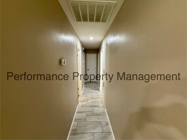 Foto del edificio - Charming 3 Bed/1 Bath Home w/ RBP & Security Deposit Alternative Option