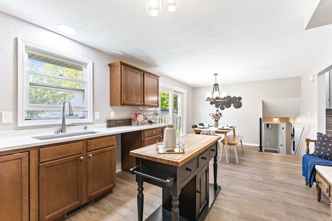 Building Photo - 2437 Deer Trl