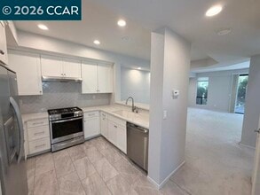 Building Photo - 801 Lakemont Pl