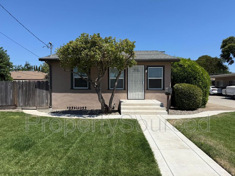 Primary Photo - 208 N Acacia Ave