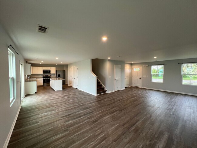 Building Photo - Spacious 4 Bedroom, 2.5 Bath Home plus Bon...