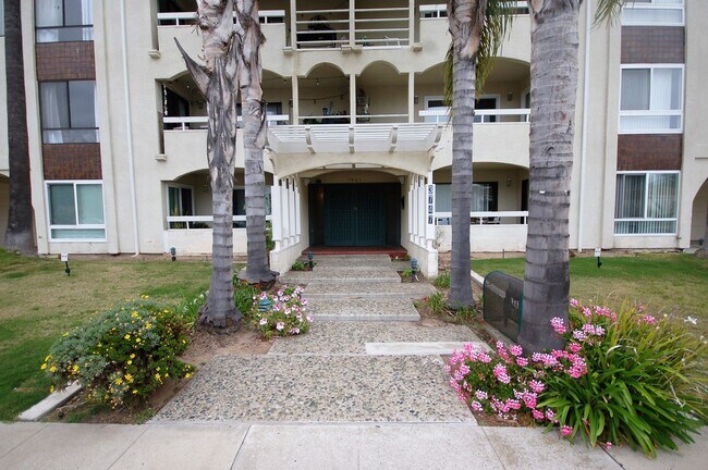Foto del edificio - Pacific Beach Condo in Gated Community