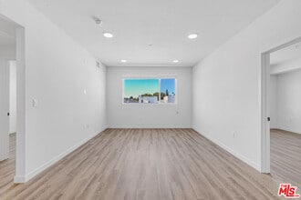 Building Photo - 10824 Blix St