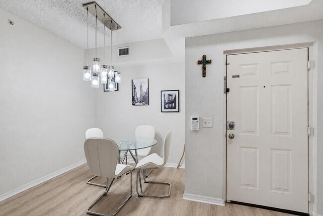 Foto del edificio - 350 Crestwood Cir