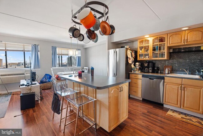 Building Photo - 200 Lombard St