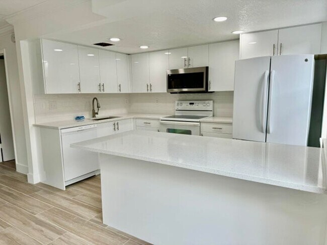 Building Photo - 325 Sandtree Drive, Palm Beach Gardens, FL...