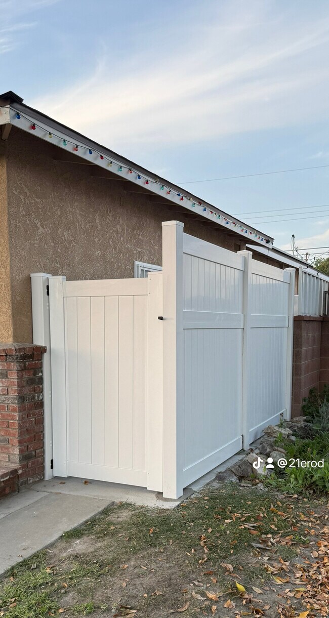 Building Photo - 10279 Priscilla St