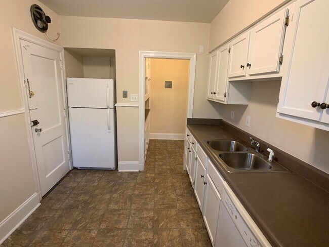 Kitchen - 3220 Country Club Rd