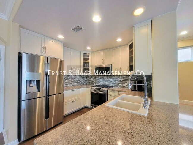 Building Photo - Beautiful 3 Bedroom 2.5 Bath Lakewood Home...