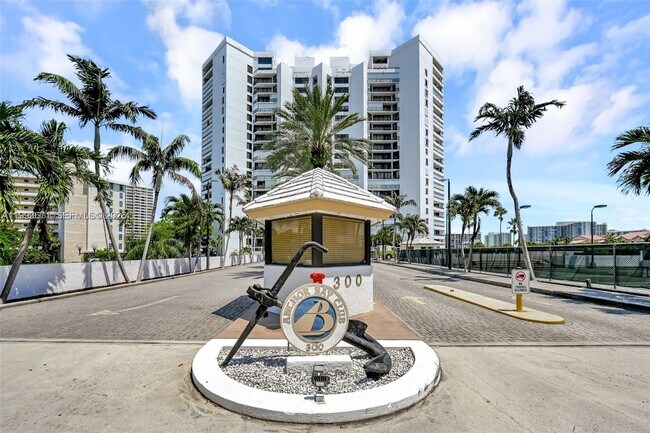 Foto del edificio - 300 Three Islands Boulevard