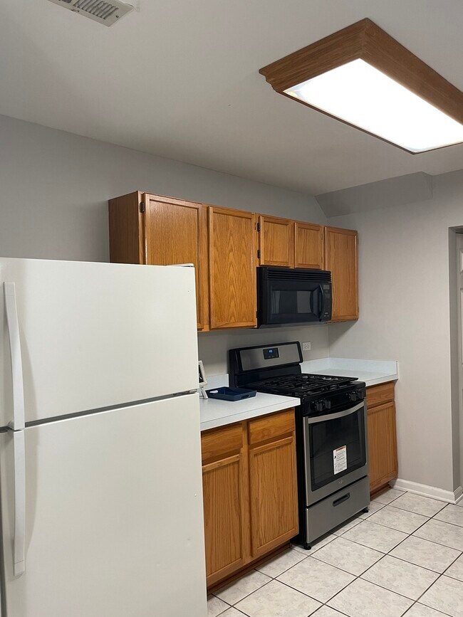 Building Photo - 1093 Symphony Dr
