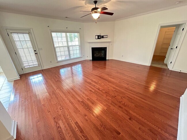 Building Photo - Beautiful 4Bed/2.5 Bath Home in Wren Creek!