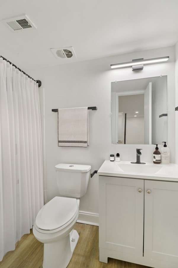 Baño-Renovado - Barclay Square Apartments