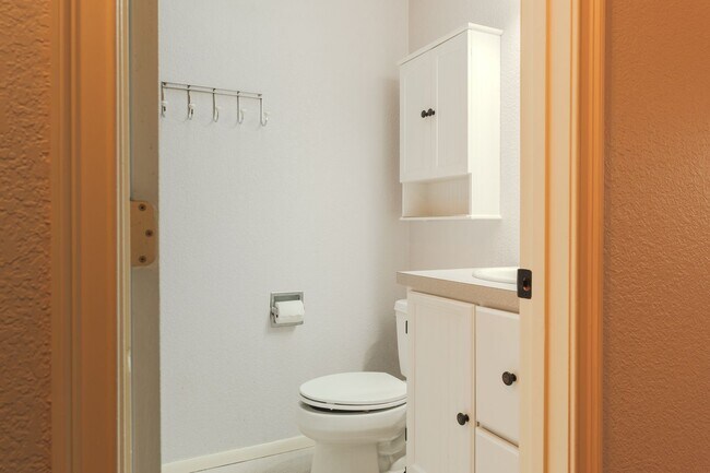 Foto del edificio - 3 Bedroom 1 Bathroom Rambler in NE Tacoma!