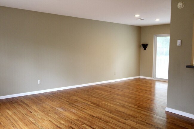 Foto del edificio - 4 Bedroom 3 Bath Well Kept House in West H...