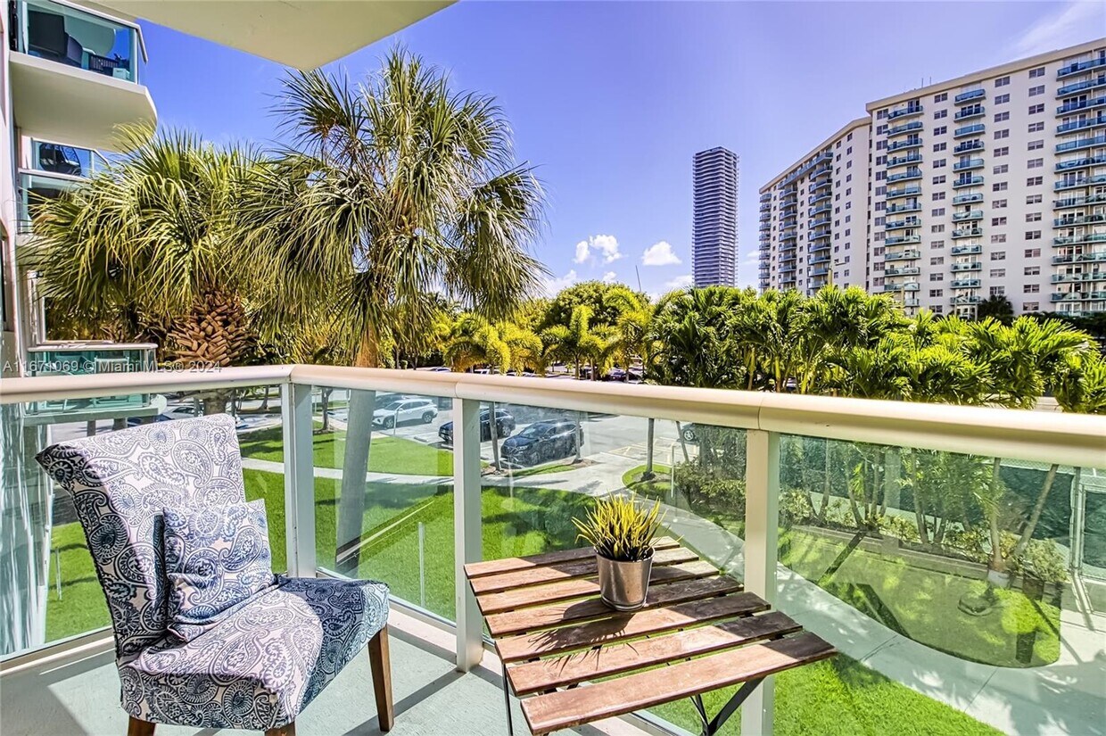Primary Photo - 19380 Collins Ave