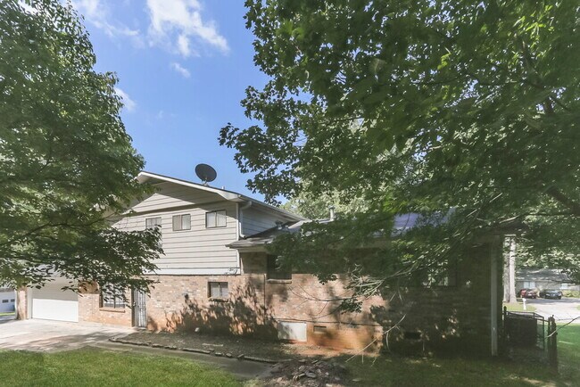 Building Photo - 3212 Goldenchain Dr