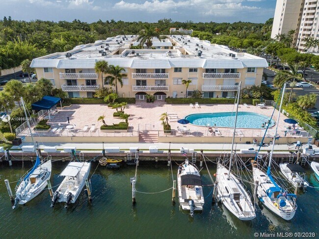 Foto del edificio - 100 Edgewater Dr
