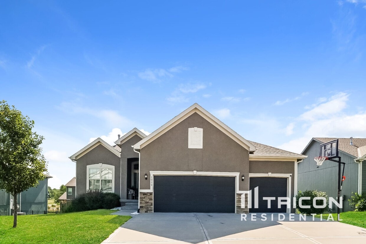 Primary Photo - 1029 NE Copperwood Dr