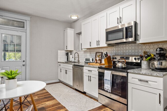 Foto del edificio - Beautiful home with fenced in yard and covered rear deck in Southwest Garden JANUARY IS FREE