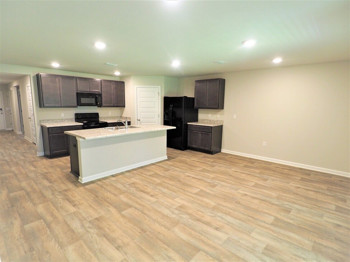 Foto principal - 4 Bedroom home with community pool!