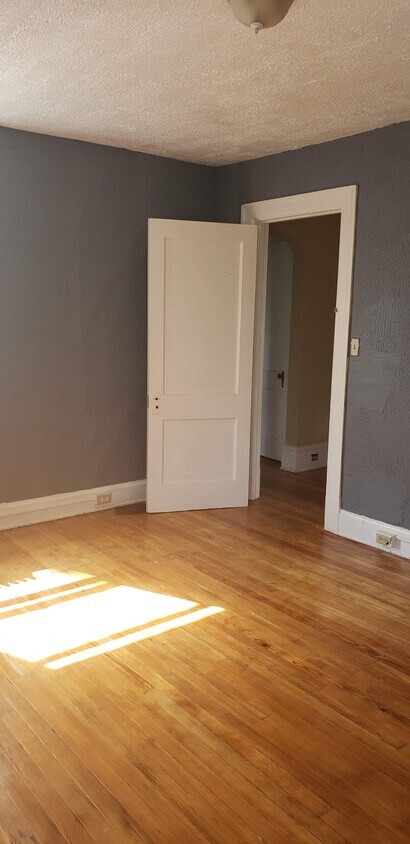 Foto principal - 233 N Graham St