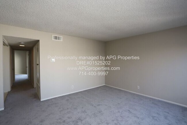 Building Photo - Upstairs 2 bedroom / 1 bathroom condo in A...