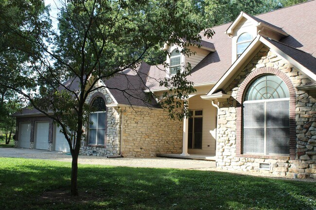 Foto del edificio - Price Reduced! Stunning Custom 4 Bedroom H...