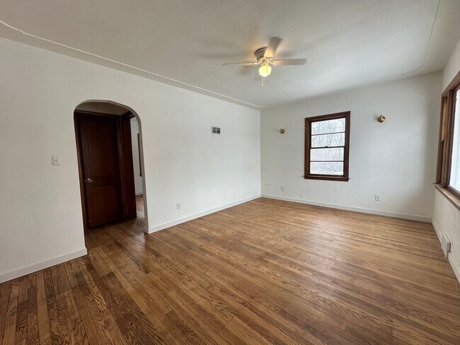 Foto del edificio - Two Bedroom One Bathroom Available in Battle Creek