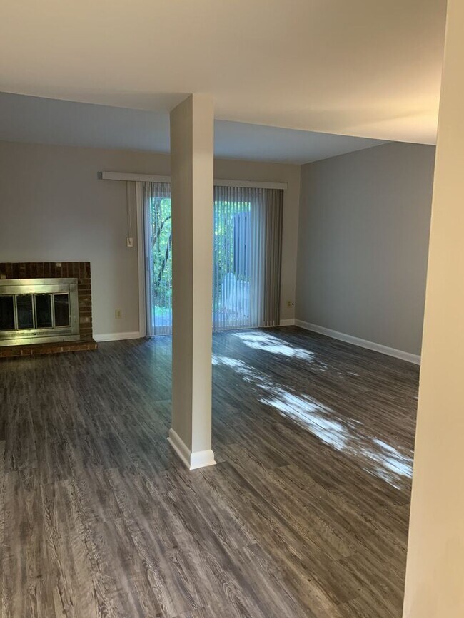 Foto del edificio - 2 BR/1.5 BA West Lake Townhome Near Dolley Madison