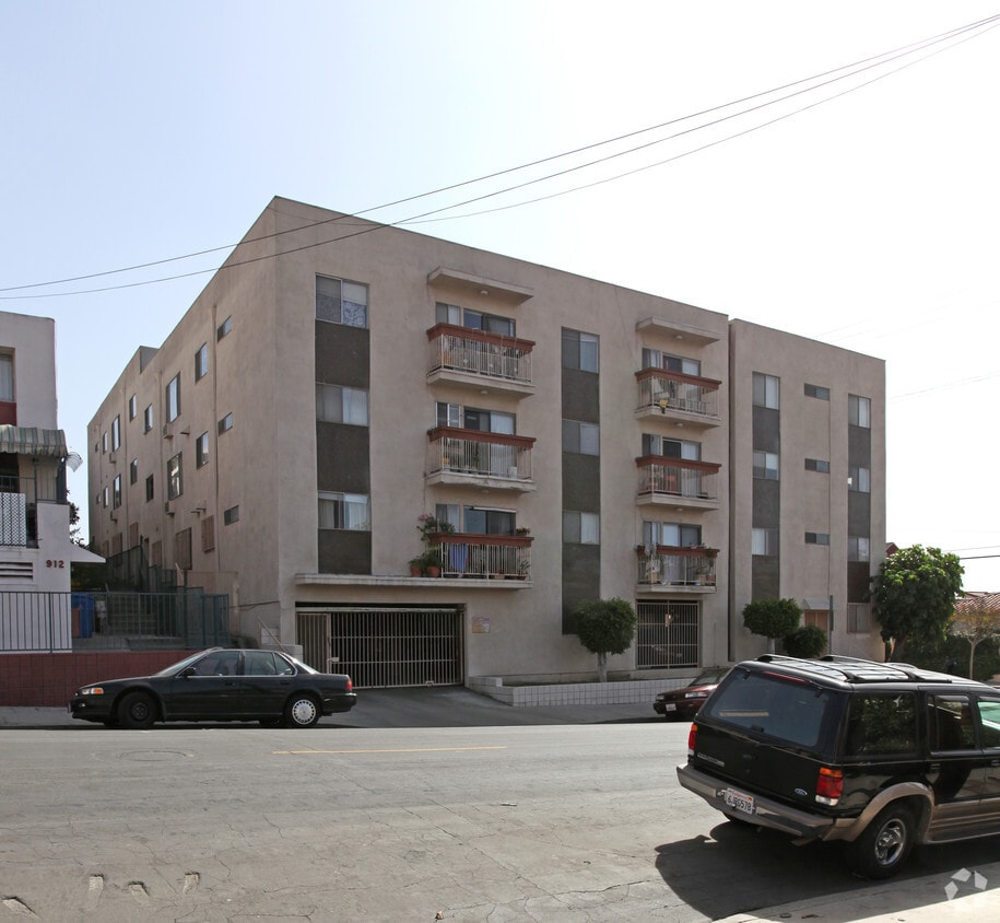 Building Photo - 939 W College St
