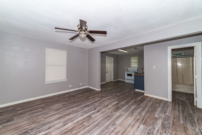 Foto del edificio - 3-BEDROOM GOVERNMENT HILL DUPLEX