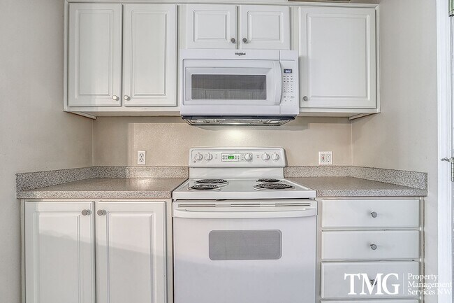 Foto del edificio - 2br/2ba single level condo with garage & W/D near Nike / Intel / St. Vincent Hospital  **MOVE IN ...