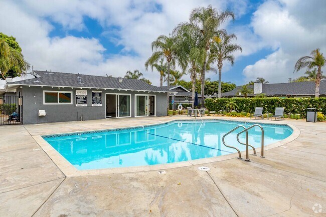 ¡Relájate junto a nuestra espectacular piscina - Washington Place Apartment Homes